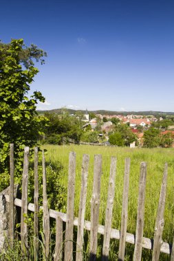 Mavi gökyüzü ile beatiful bahar kırsal manzara 