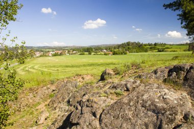 Mavi gökyüzü ile beatiful bahar kırsal manzara