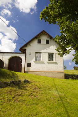 Mavi gökyüzü ile beatiful bahar kırsal manzara