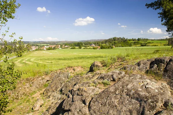 Mavi gökyüzü ile beatiful bahar kırsal manzara