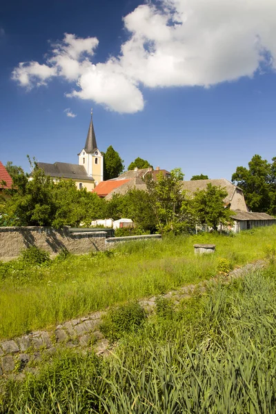 Blažené jarní venkovské krajiny s modrým nebem — Stock fotografie