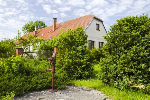 夏晴れの日の古い田舎の家 — ストック写真