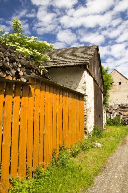 Yaz güneşli bir günde eski kırsal ev