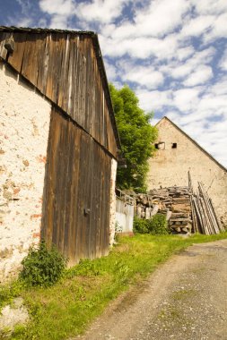 Yaz güneşli bir günde eski kırsal ev