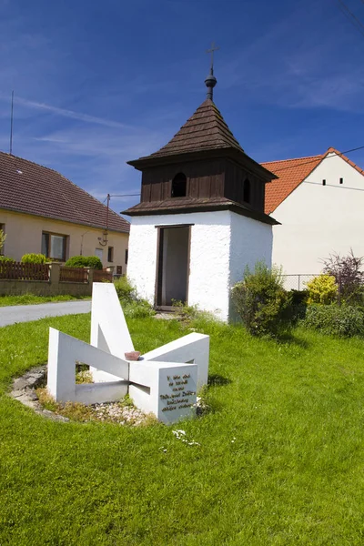 Jarní Venkovská krajina se zelenou travou a modrou oblohou — Stock fotografie