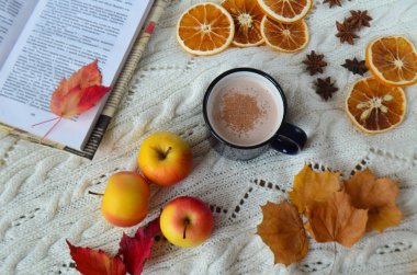 rahat düz sonbaharda yatıyordu