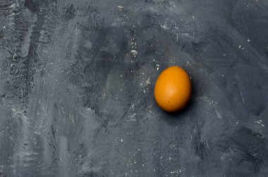 Arka planda taze yumurta ve yumurta sarısı