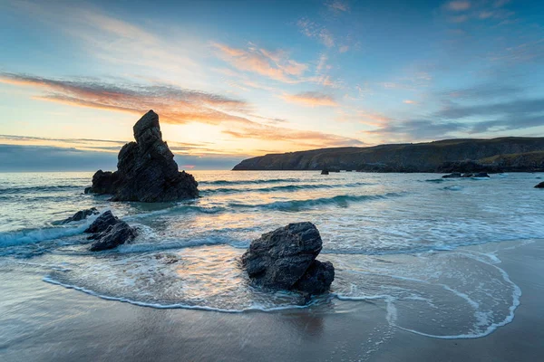 スコットランドのダーネス三郷湾で海スタックの美しい日の出 — ストック写真