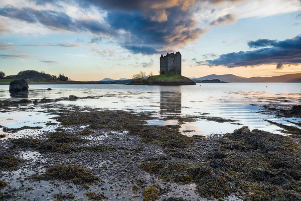 Pôr Sol Dramático Sobre Castle Stalker Uma Ilha Loch Linnhe — Fotografia de Stock