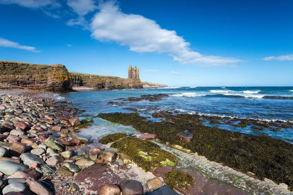 スコットランドの北の東海岸のケイスで崖に不安定にとまったケイス城の遺跡の上の青い空 — ストック写真