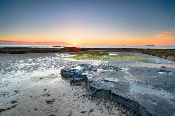 Sonnenaufgang Über Felsvorsprüngen Banburgh Beach Northumberland — Stockfoto