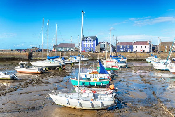 アベル アイロン アベリストウィスとウェールズの海岸にカーディガンの間の小さな海辺の町の港 — ストック写真