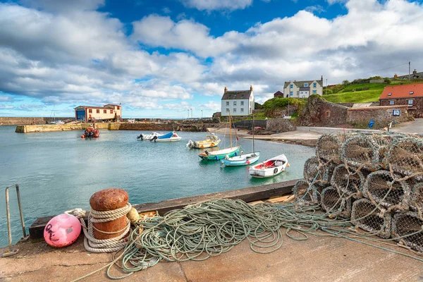 位于苏格兰东海岸 Eyemouth 附近的美丽渔村圣艾比的海港 — 图库照片