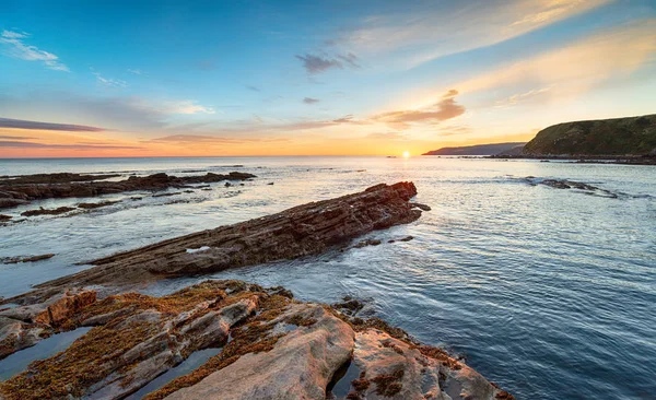 Sonnenaufgang Über Felsigen Felsvorsprüngen Strand Der Bucht Der Ostküste Schottlands — Stockfoto