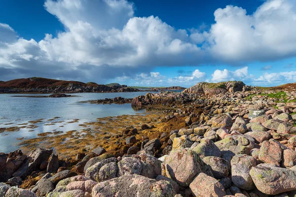 深蓝色的天空和蓬松的白云在 Kintra 的海滩上在苏格兰的小岛上 — 图库照片