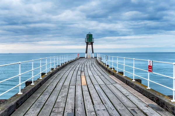 Náladová Obloha Nad Whitby Pier Pobřeží Yorkshiru — Stock fotografie