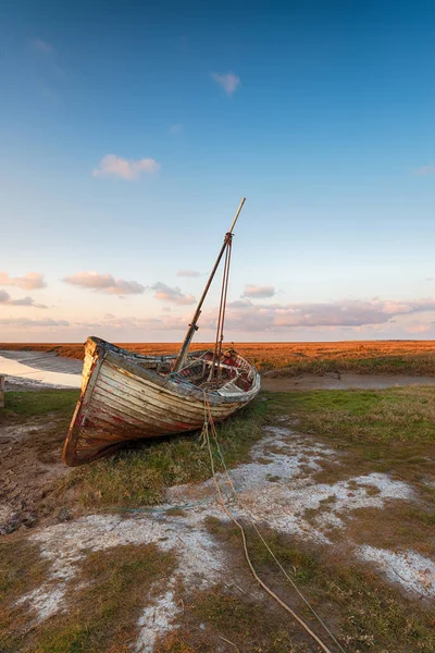 Старий дерев'яний рибальський човен на березі в Thornham гавані — стокове фото