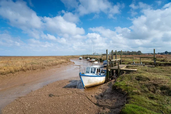 Barche da pesca mored sulla palude di sale a Thornham — Foto Stock