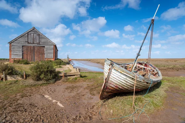 Un viejo barco de pesca bajo un cielo azul en Thornham — Foto de Stock