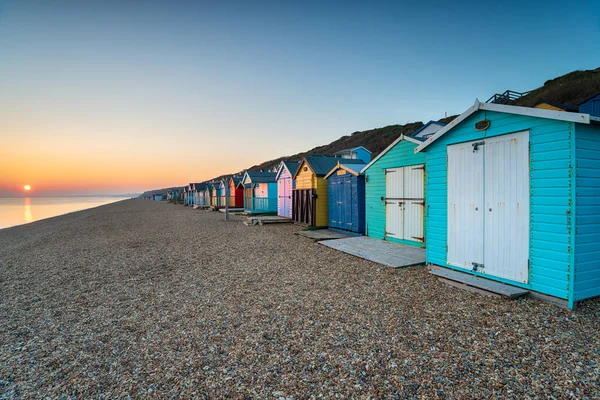 Beach Huts vid Milford on Sea — Stockfoto