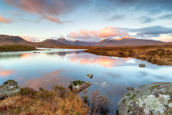 Hermoso amanecer en Lochan na h Achlaise —  Fotos de Stock