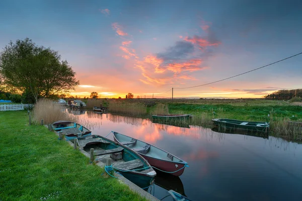 Stunning sunset over boats moored on the river at West Somerton — Stock Photo, Image