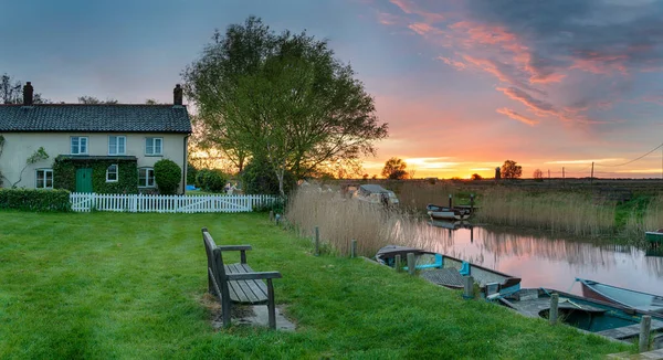 Fantastisk solnedgång över Moorings på West Somerton — Stockfoto