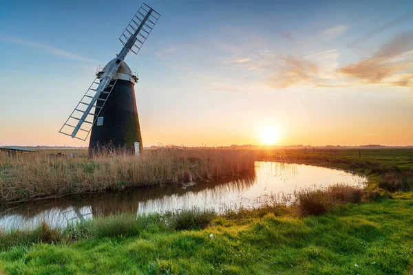 Halvergate-Windrad auf den Norfolk-Breiten — Stockfoto