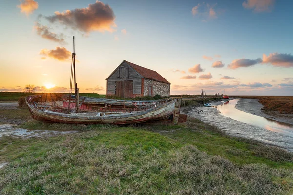 Sunset over the old harbour at Thornham — Stock Photo, Image