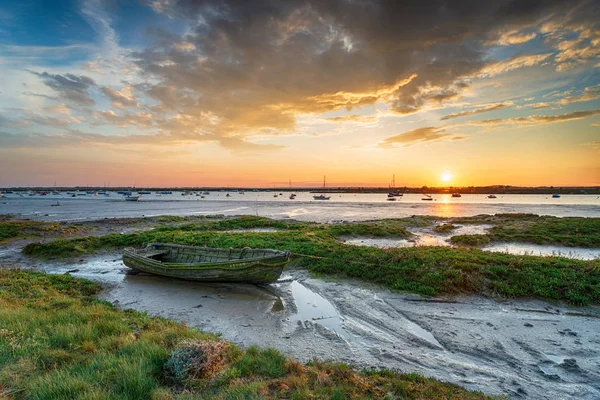 Een oude boot in het zoutmoeras bij West Mersea — Stockfoto