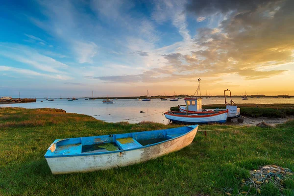 Vacker solnedgång över gamla fiskebåtar i Suffolk — Stockfoto