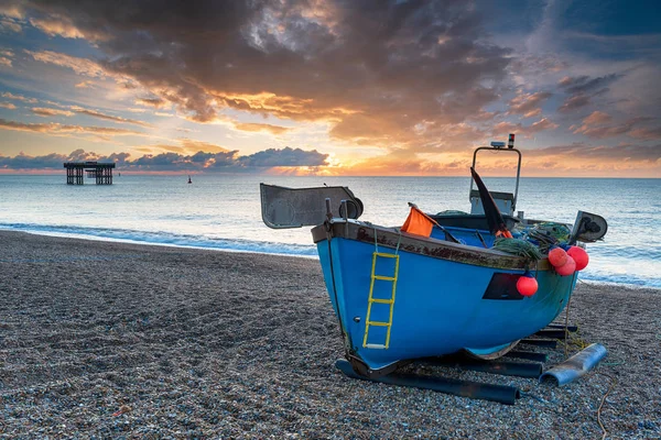 Drammatico cielo all'alba su una barca da pesca sulla spiaggia di Sizewel — Foto Stock