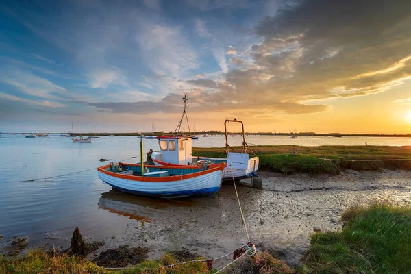 Barcos de pesca na foz do rio Alde — Fotografia de Stock