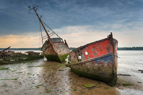Fırtınalı bir gökyüzünün altında eski tekne enkazları — Stok fotoğraf
