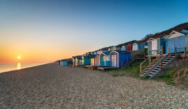 Linhas de cabanas de praia em Milford no mar — Fotografia de Stock