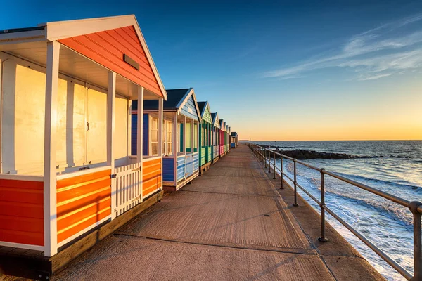 Una fila di graziose capanne sulla spiaggia a Southwold — Foto Stock