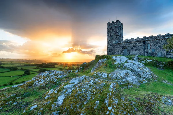 Pôr Sol Dramático Sobre Igreja Topo Brentor Parque Nacional Dartmoor Fotos De Bancos De Imagens Sem Royalties