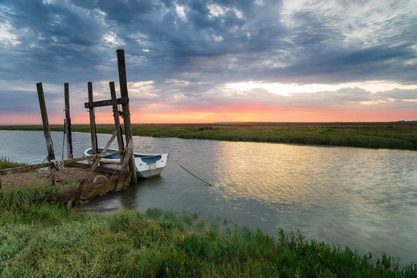 Salida del sol sobre un barco amarrado a un viejo embarcadero de madera en Thornham —  Fotos de Stock