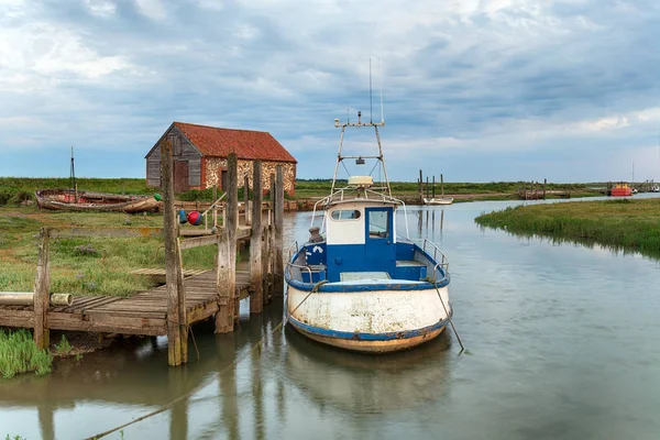 A fishing boat moored at a wodden jetty at Thornham — Stock Photo, Image