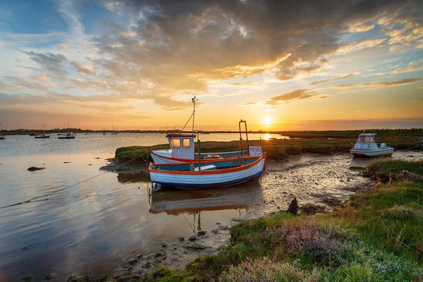 Beautiful sunset over fishing boats on the River Alde — Stock Photo, Image