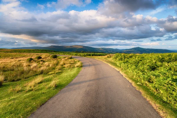 A country lane through the Brecon Beacons — Stock Photo, Image