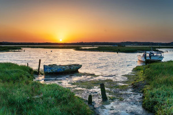 Salida del sol de verano sobre viejos barcos a orillas de la bahía de Holes — Foto de Stock