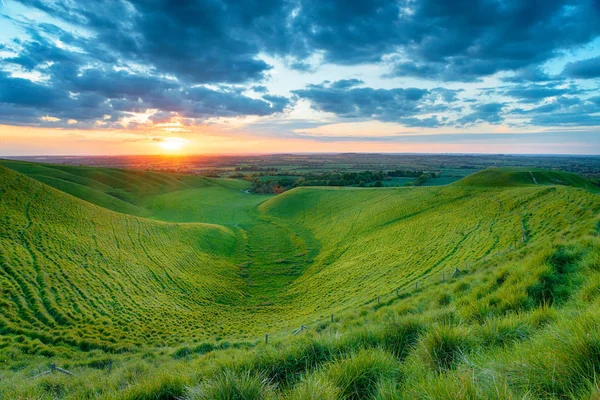 Захід сонця на Dragon Hill в Оксфордшир Стокове Зображення