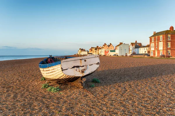 A fishing boat on a shingle beach at Aldeburgh — Stock Photo, Image