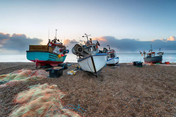 Barcos de pesca na praia ao amanhecer — Fotografia de Stock