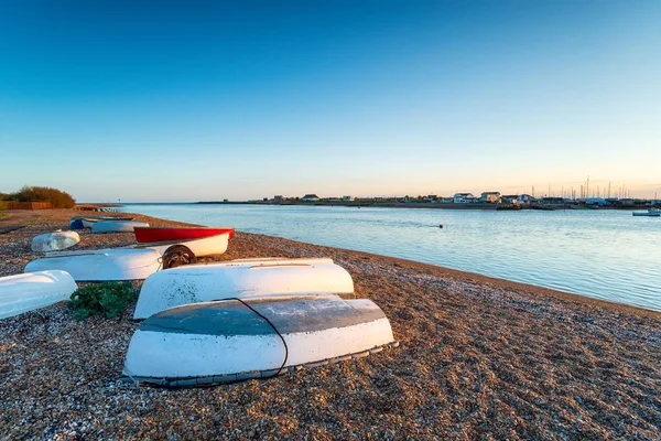 Dinghies Pláži Přístavu Bawdsley Pobřeží Suffolku — Stock fotografie