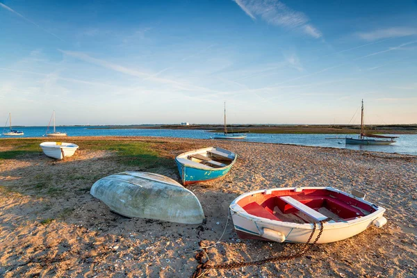 Barche sulla spiaggia di West Mersea — Foto Stock