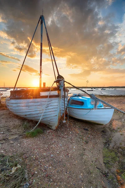 Pôr do sol deslumbrante sobre velhos barcos de pesca na costa em West Mers — Fotografia de Stock