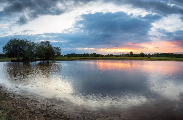 Stormig solnedgång över Janesmoor Pond — Stockfoto