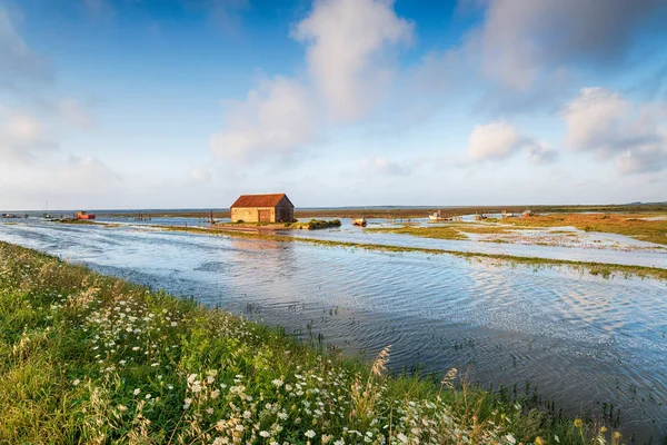 Le alte maree inondano il porto di Thornham — Foto Stock